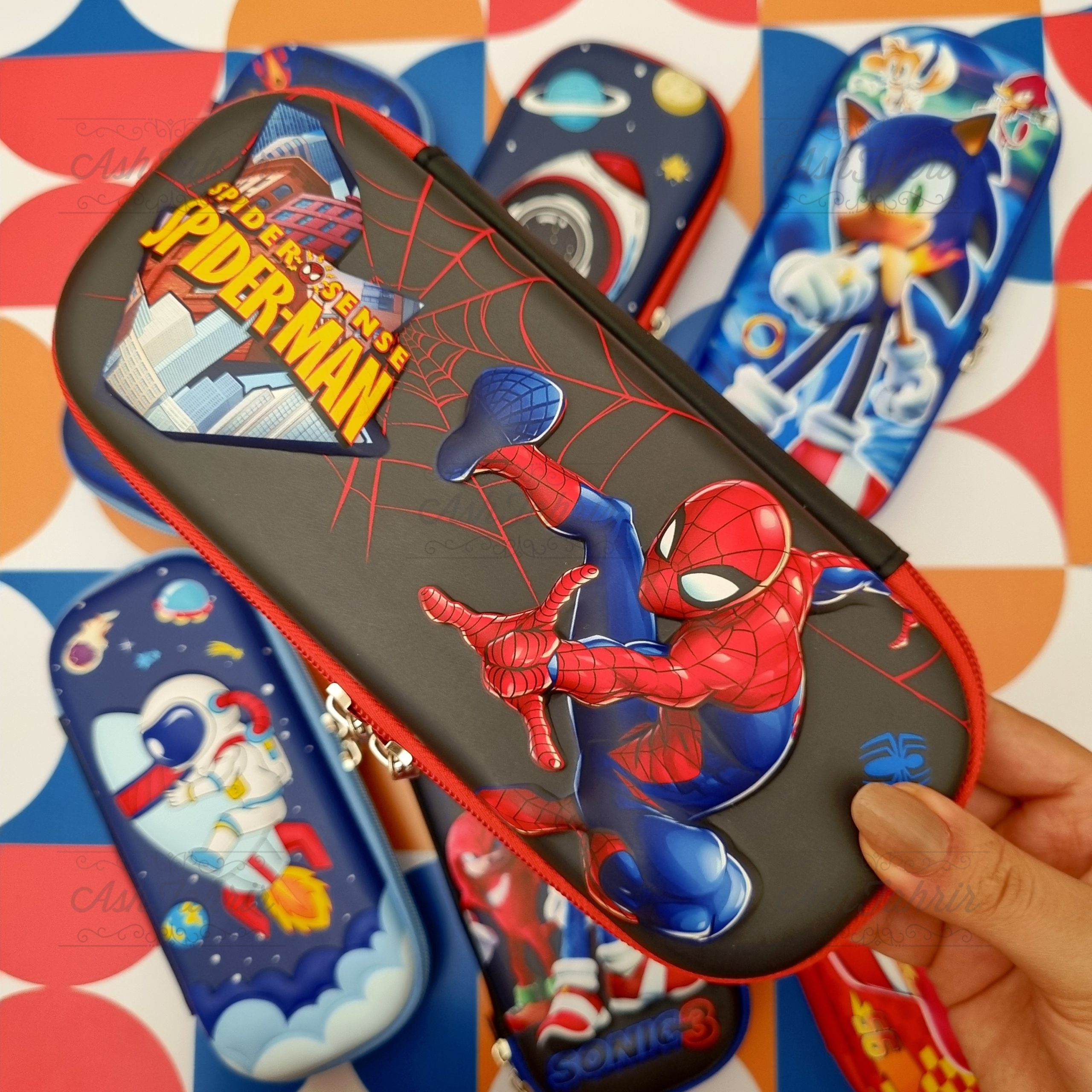 Picsart_25-09-29_18-34-47-690 جامدادی نیم تبلتی طرح برجسته پسرانه - تصویر 1